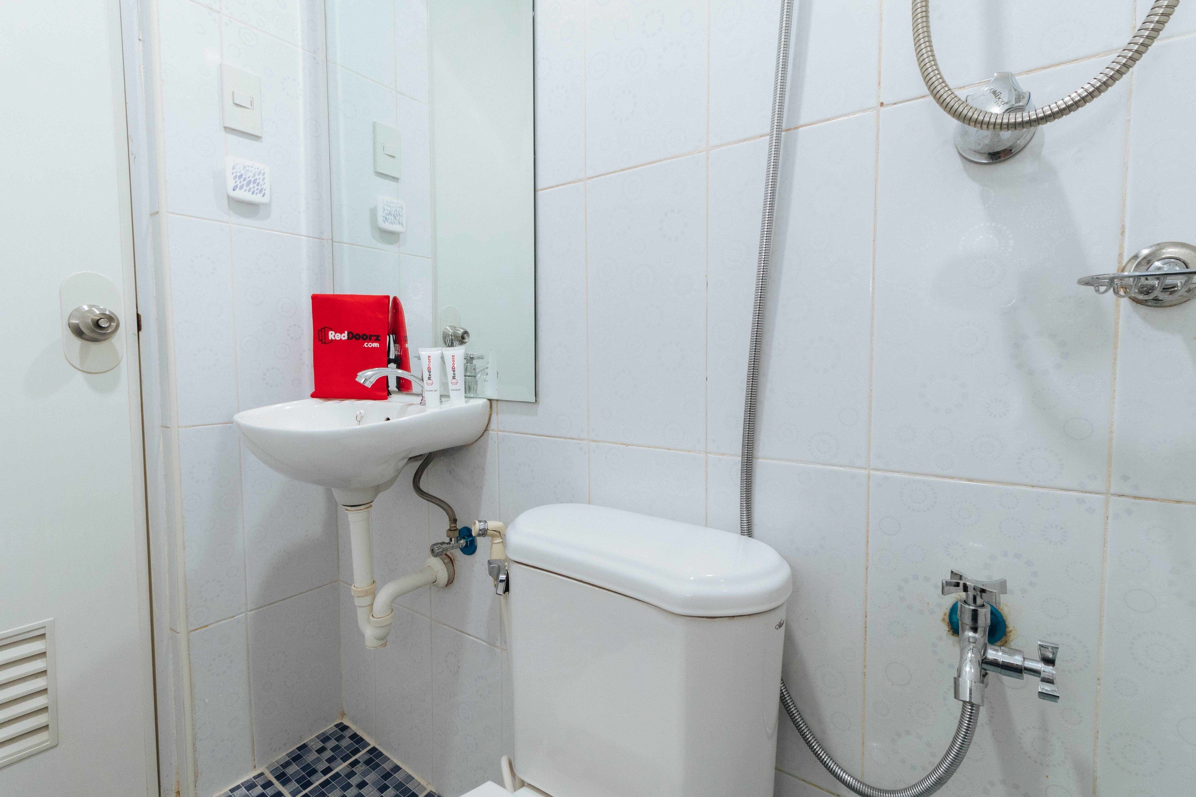 shower, free toiletries, towels