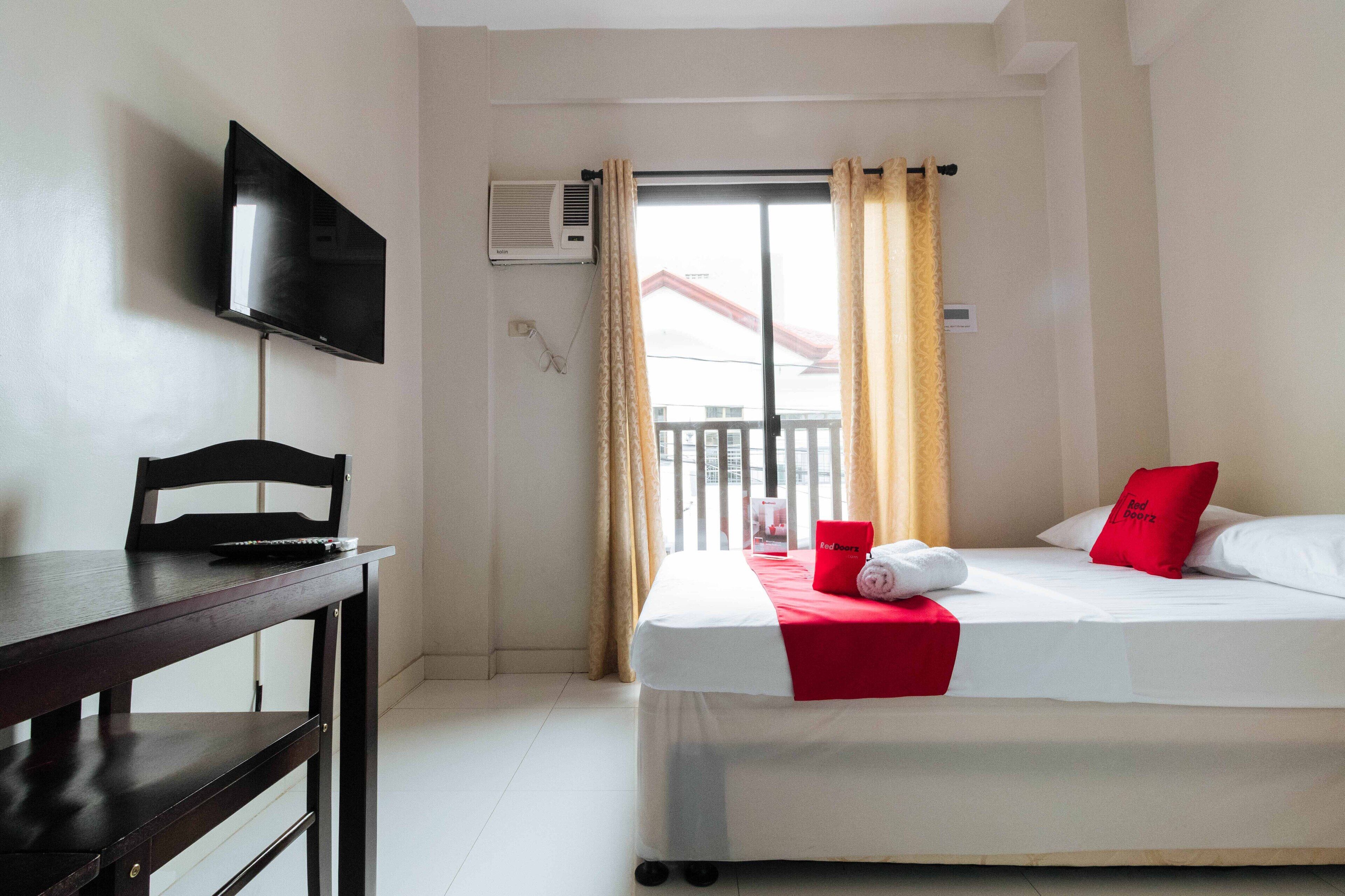 Desk, soundproofing, free WiFi, bed sheets