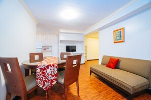 Vierbettzimmer | Wohnbereich | 15-Zoll-Fernseher mit Kabelempfang