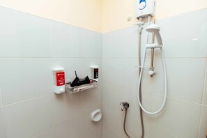 Double Room | Bathroom | Shower, free toiletries, towels - RedDoorz near Little Tokyo Makati (Makati)