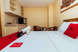 Habitación doble | Ropa de cama de alta calidad, escritorio, wifi gratis