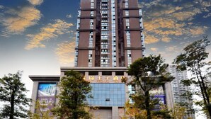 A high-rise hotel with a prominent sign reading "Prince Hotel". - Panda Prince Hotel Suining Branch (Suining)