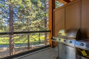 Property grounds - Ski Townhome on Golf Course with Shuttle and Hot Tub Access! (Mammoth Lakes)