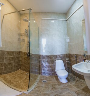 Shower, rainfall showerhead, free toiletries, hair dryer - Square Inn (Baku)