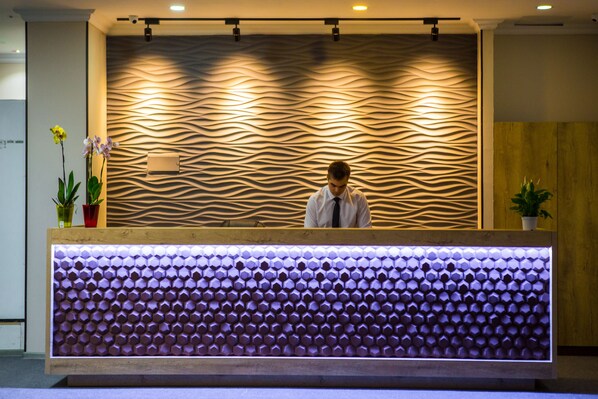 Reception - Square Inn (Baku)