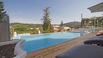 Kauden mukainen ulkouima-allas