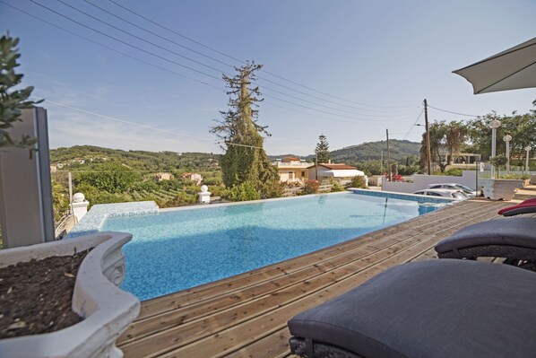 En säsongsöppen utomhuspool