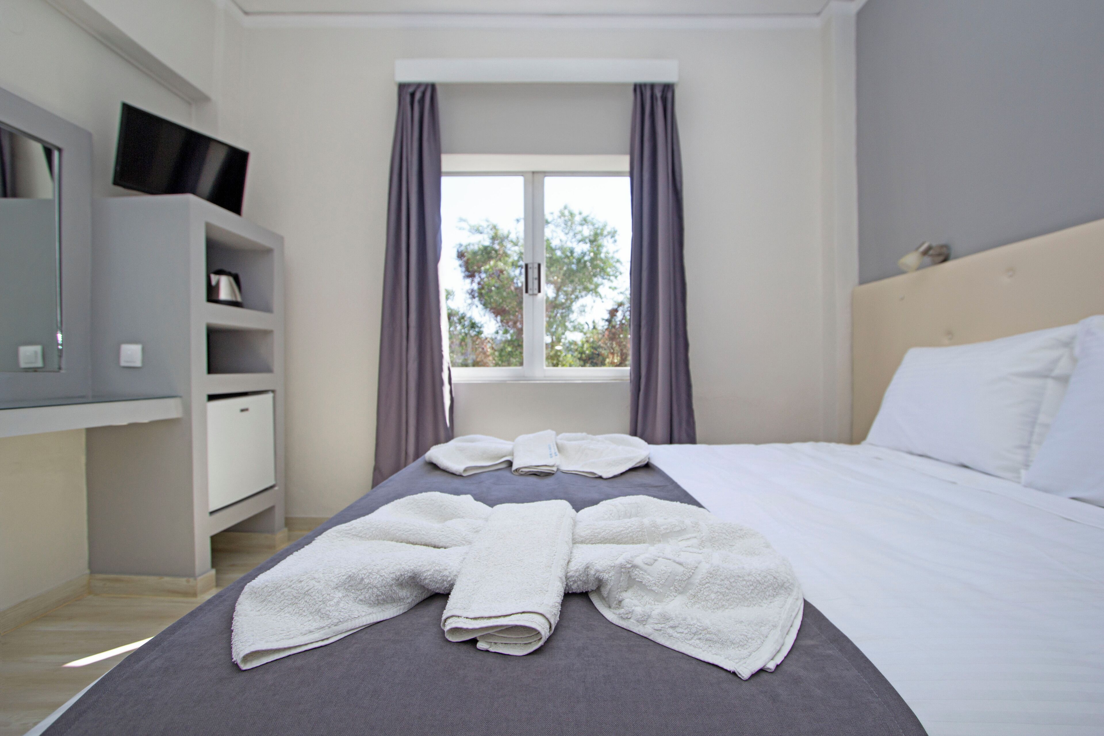 1 slaapkamer, een kluis op de kamer, een bureau, geluiddichte muren