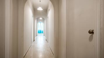 1 makuuhuone, tallelokero huoneessa, työpöytä, äänieristys