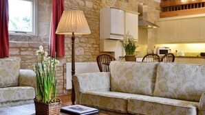 Ein gemütliches Wohnzimmer mit einer Couch, einer Lampe und einer Pflanze.