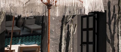 Seasonal outdoor pool, free cabanas, pool umbrellas