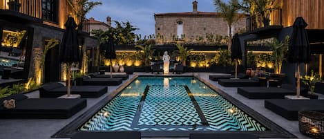Seasonal outdoor pool, free cabanas, pool umbrellas