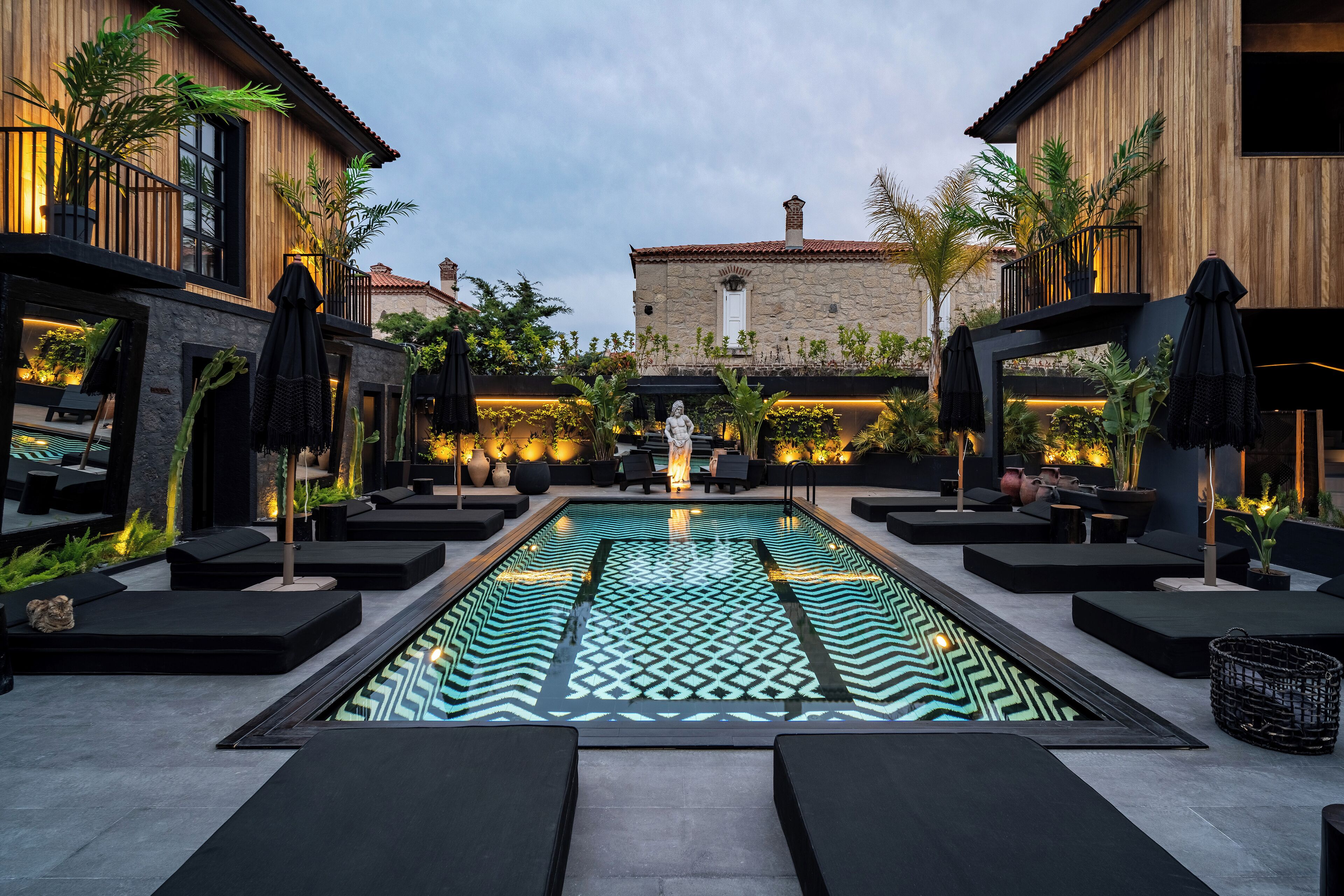 Una piscina al aire libre de temporada, camas de piscina gratis