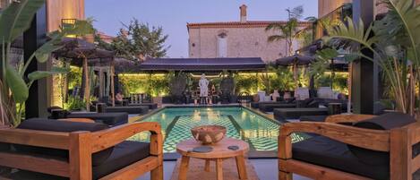 Alberca al aire libre por temporada y camas balinesas gratuitas