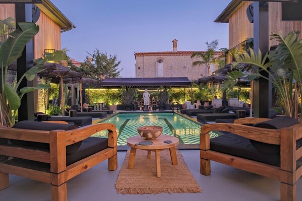 Seasonal outdoor pool, free cabanas, pool umbrellas - The Local House Alaçatı (Cesme)