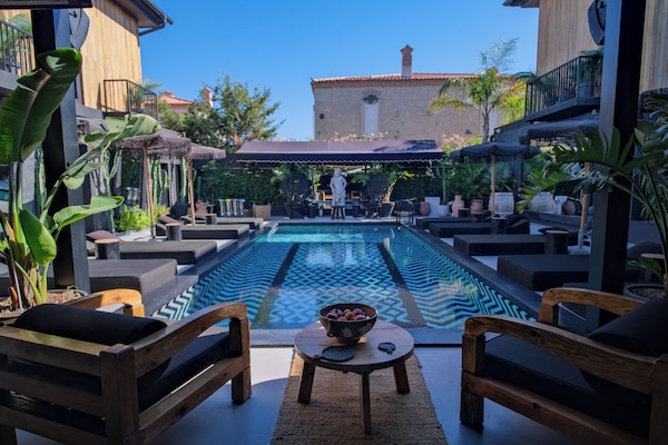 Sezonluk açık havuz, ücretsiz havuz kabinleri, havuz şemsiyeleri