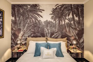 Luxe beddengoed, een kluis op de kamer, een bureau, een laptopwerkplek