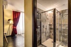 Shower, rainfall showerhead, free toiletries, hair dryer - PAX Hotel (Rome)