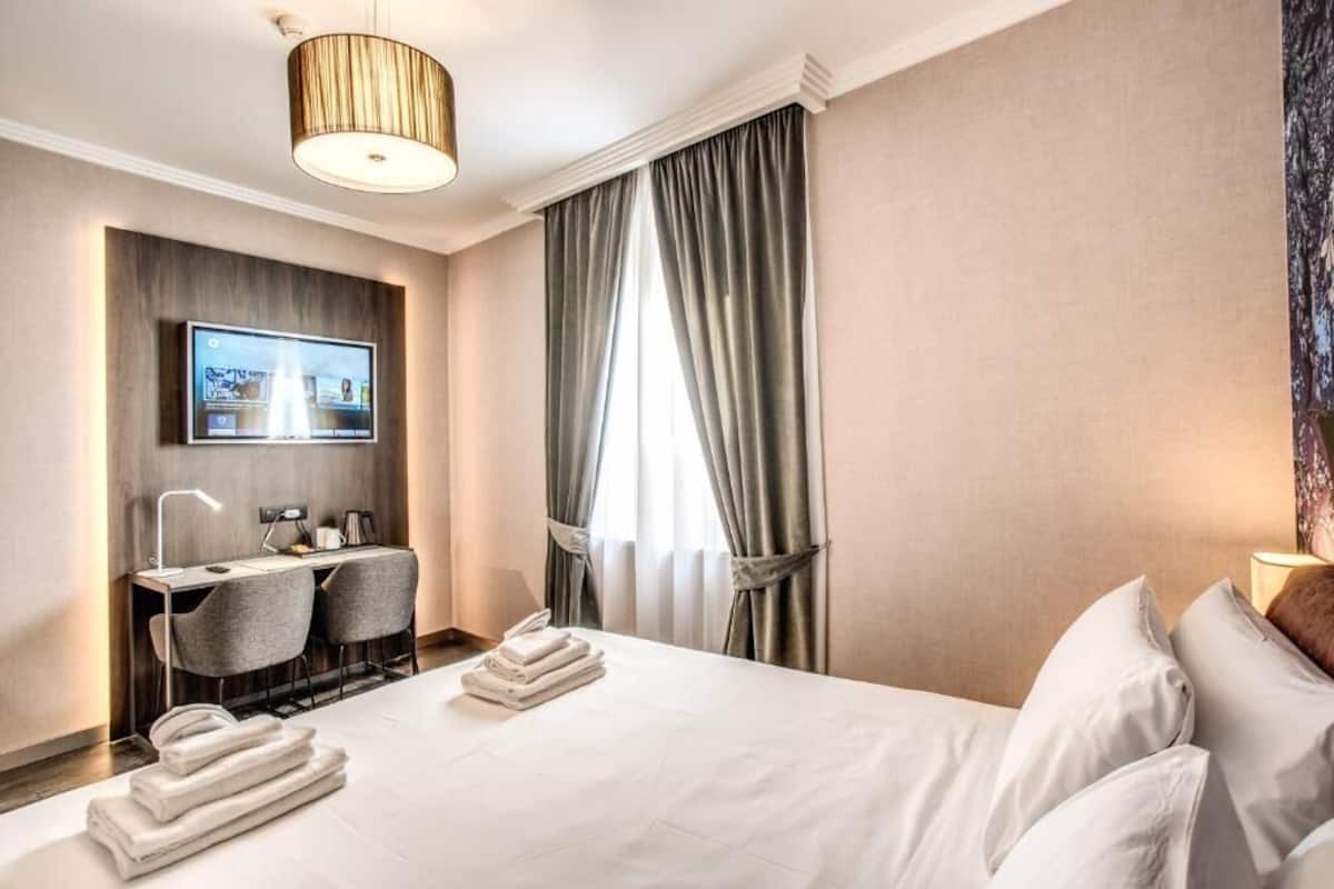 Ropa de cama de alta calidad y caja de seguridad en la habitación