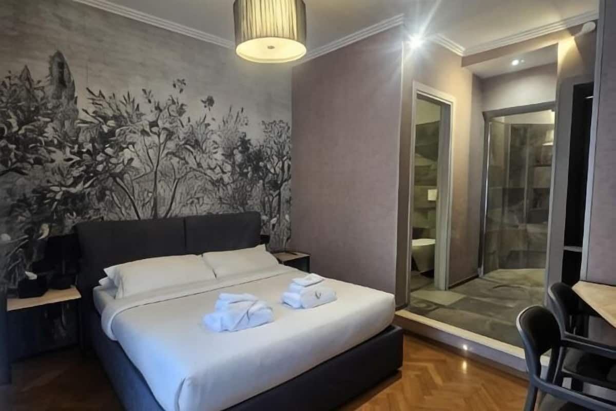 Premium bedding, in-room safe, desk, laptop workspace