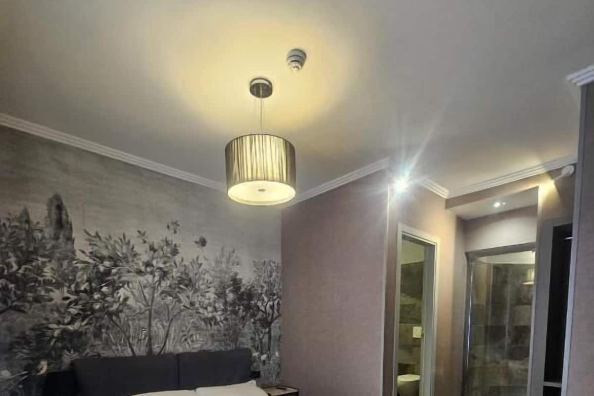 Premium bedding, in-room safe, desk, laptop workspace