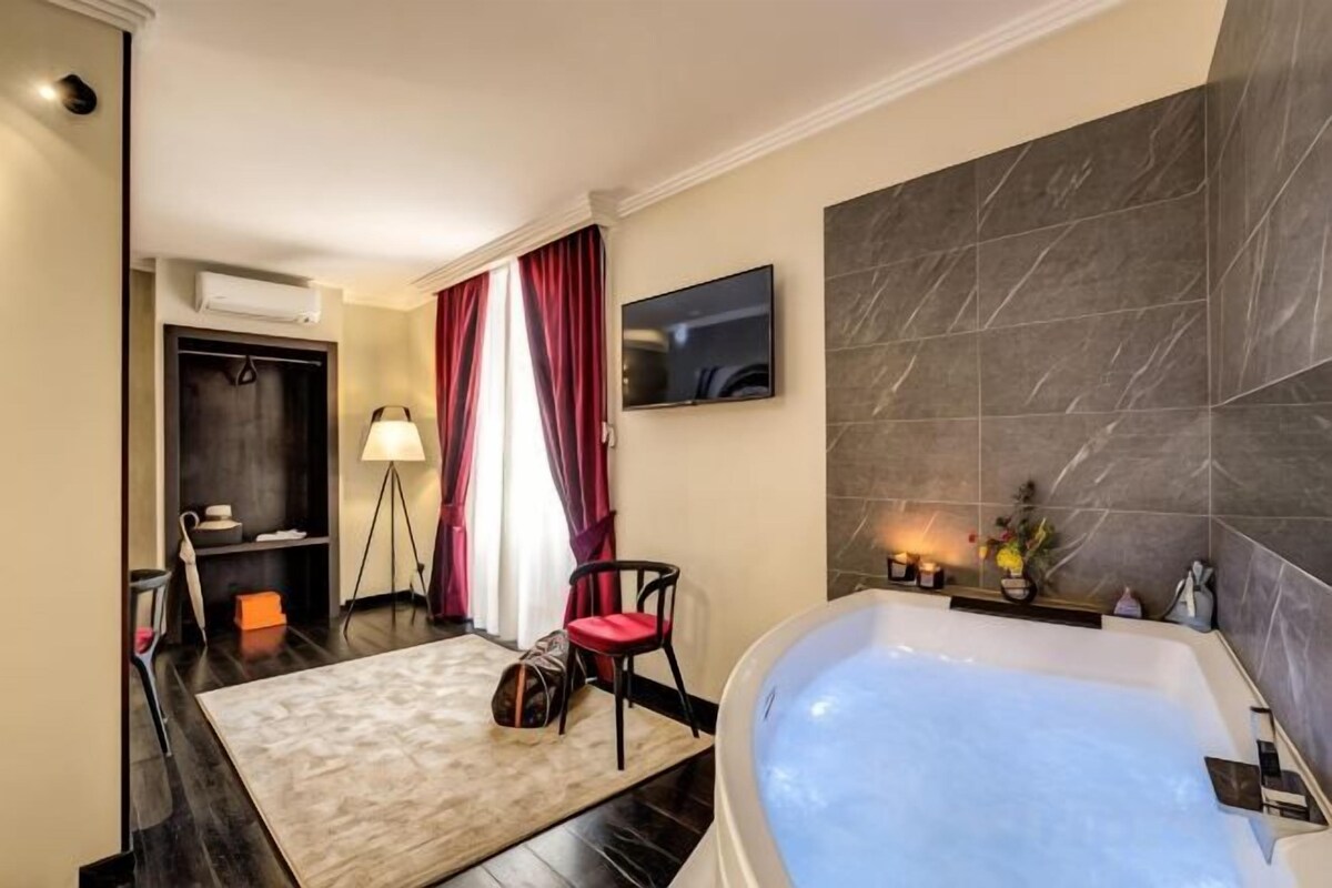 Premium bedding, in-room safe, desk, laptop workspace