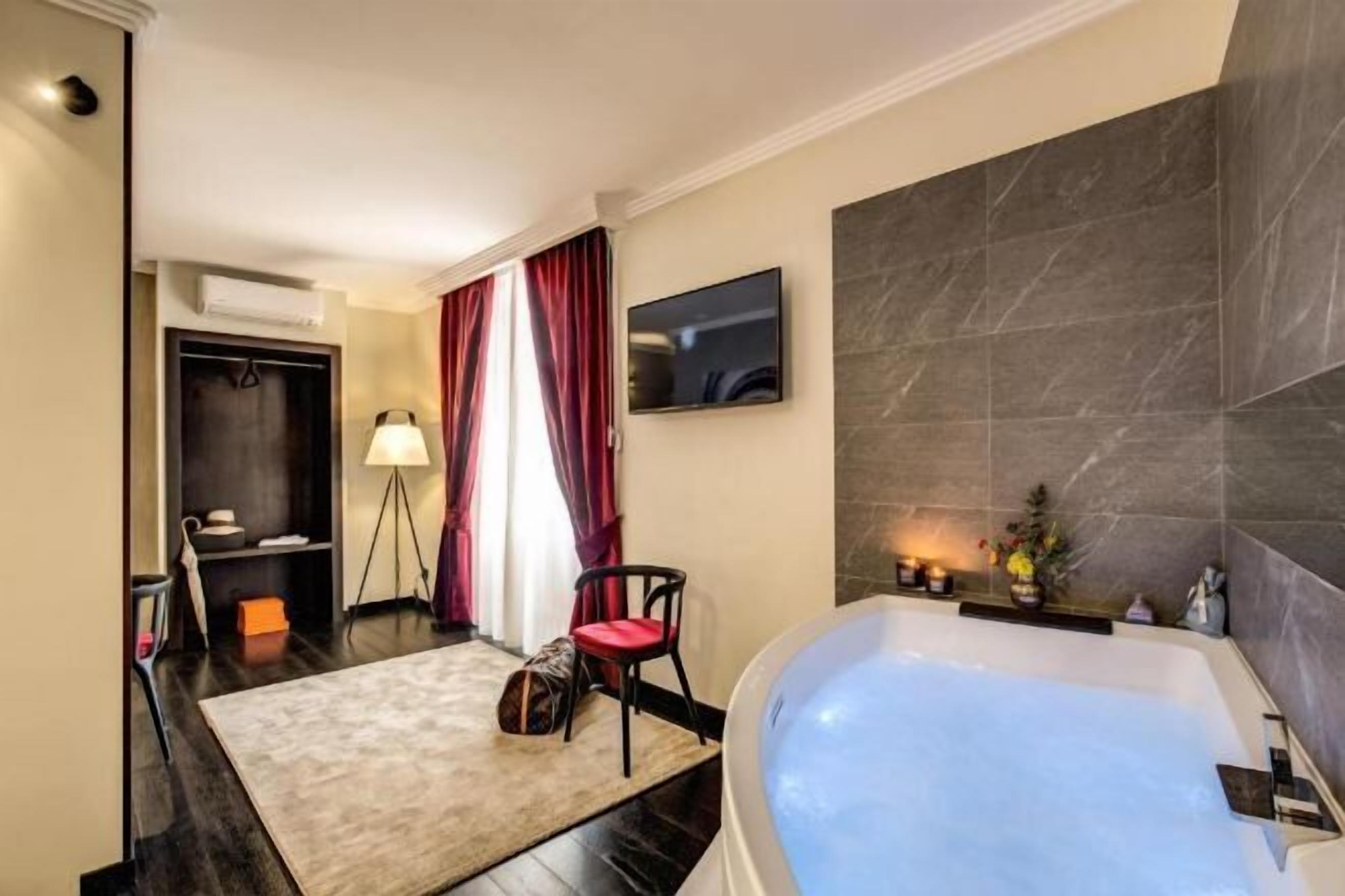 Premium bedding, in-room safe, desk, laptop workspace