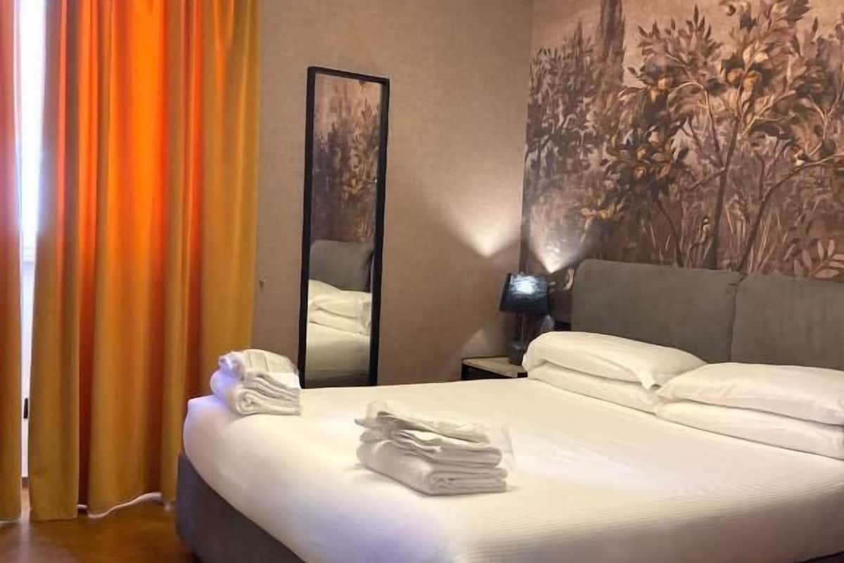 Premium bedding, in-room safe, desk, laptop workspace