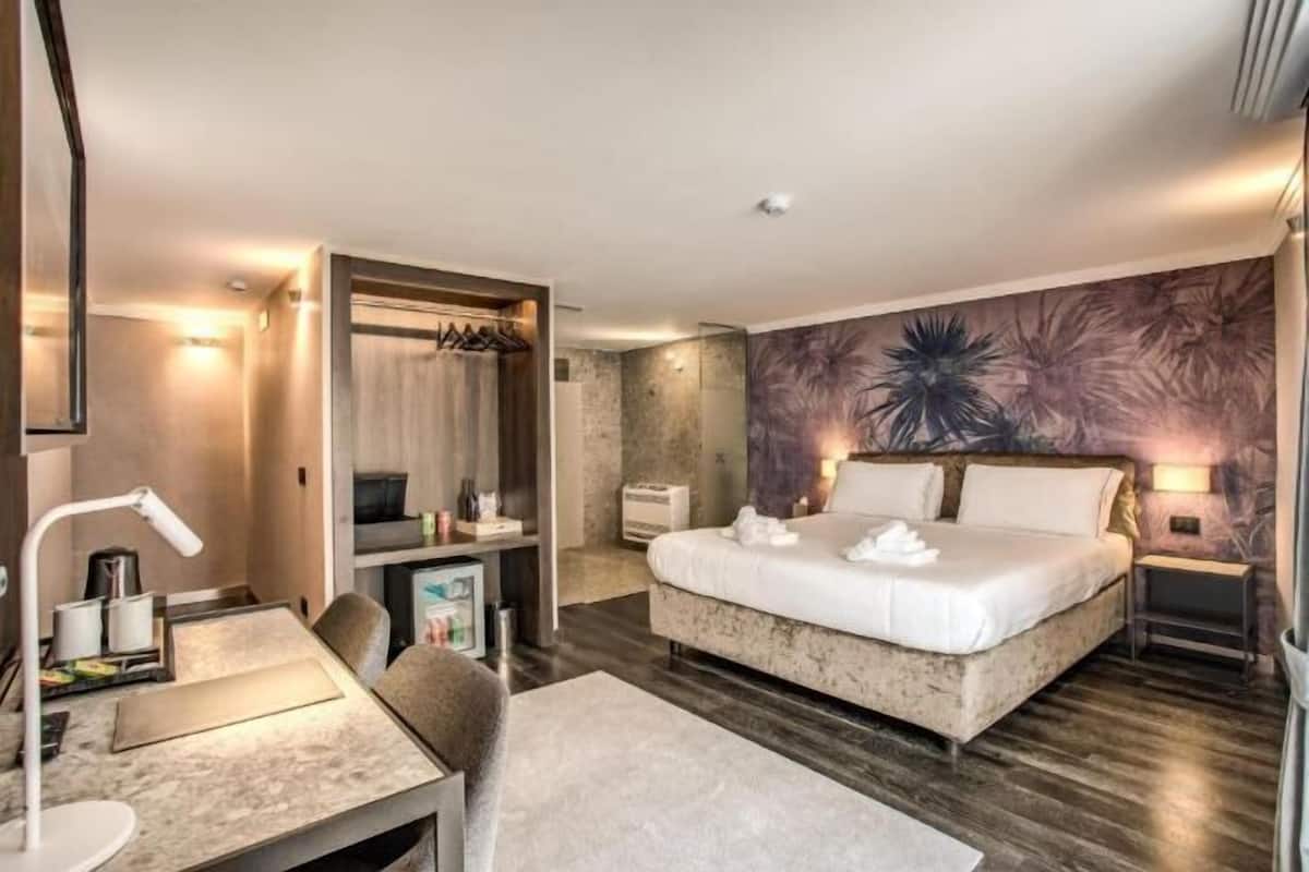 Premium bedding, in-room safe, desk, laptop workspace