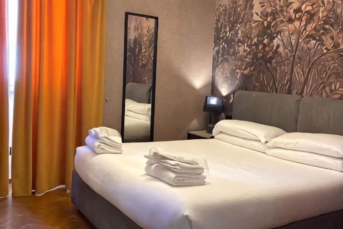 Premium bedding, in-room safe, desk, laptop workspace