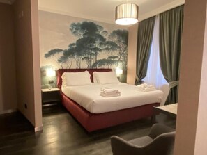 Quarto quádruplo luxo | Roupas de cama premium, cofres nos quartos, escrivaninha