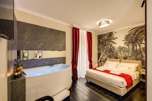 Quarto, banheira de hidromassagem | Roupas de cama premium, cofres nos quartos, escrivaninha