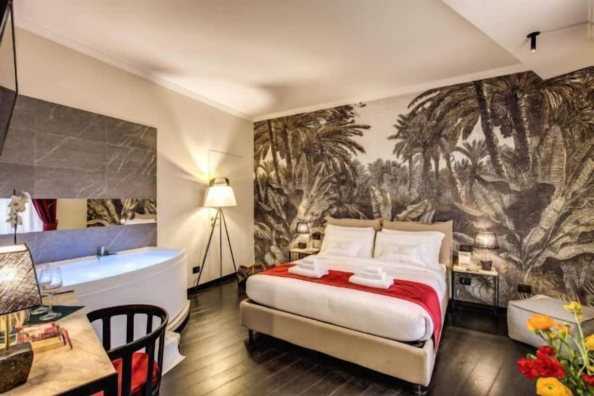 Premium bedding, in-room safe, desk, laptop workspace