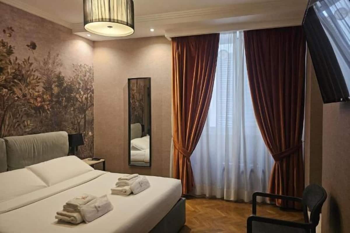 Premium bedding, in-room safe, desk, laptop workspace