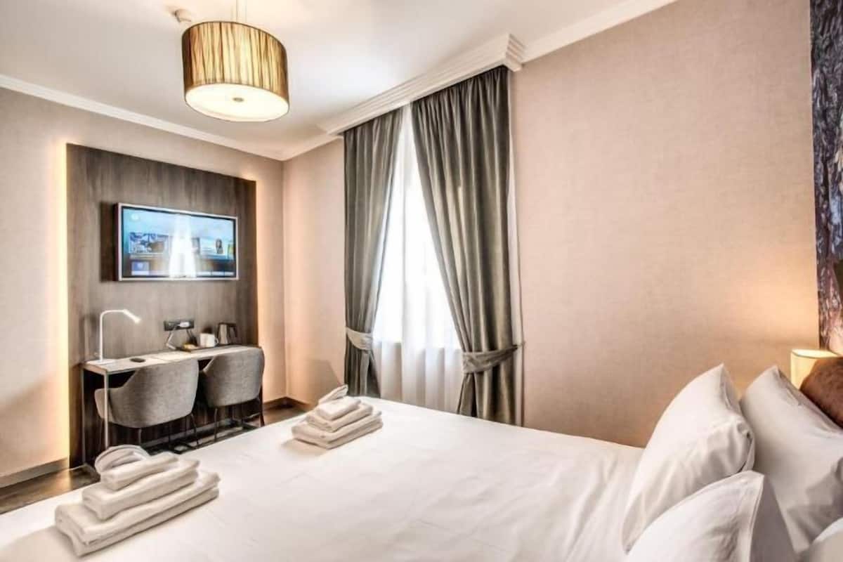Premium bedding, in-room safe, desk, laptop workspace