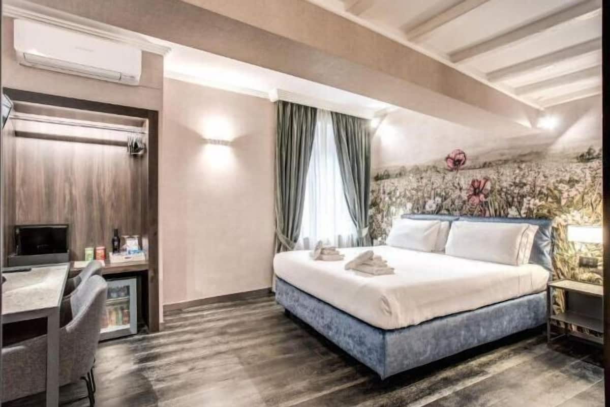 Premium bedding, in-room safe, desk, laptop workspace
