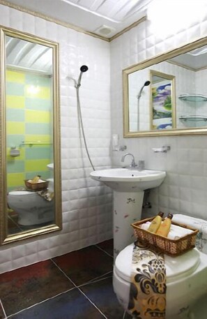Sun | Bathroom | Shower, free toiletries, hair dryer, towels