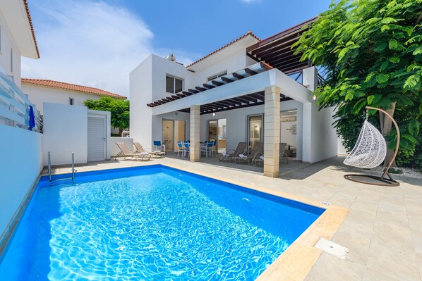 Outdoor pool, sun loungers - Villa Konnos Breeze (Paralimni)