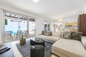 Villa, 3 Schlafzimmer, eigener Pool | Wohnzimmer | Fernseher