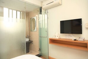 太子府大床房 | 浴室 | 淋浴设施、免费洗浴用品