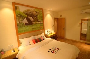 Exclusive Double Room | Meja, langsir/tirai gelap terus, Wi-fi percuma