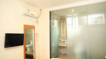 Classic Twin Room | Bathroom | Shower, free toiletries
