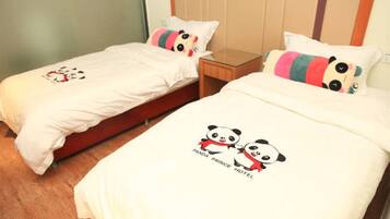 Standard Twin Room | Desk, blackout drapes, free WiFi