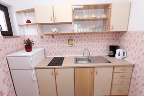 Kühlschrank, Mikrowelle, Herdplatte, Wasserkocher mit Kaffee-/Teezubehör