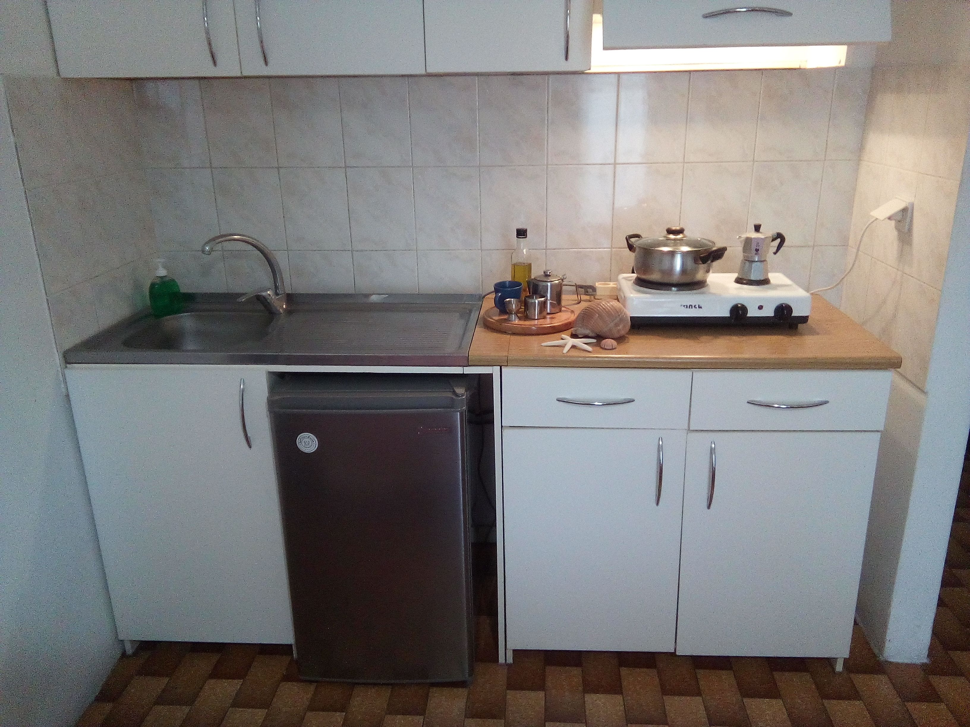 Kühlschrank, Herdplatte, Kochgeschirr/Geschirr/Besteck