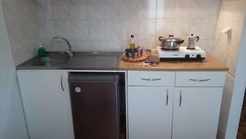 Kühlschrank, Herdplatte, Kochgeschirr/Geschirr/Besteck