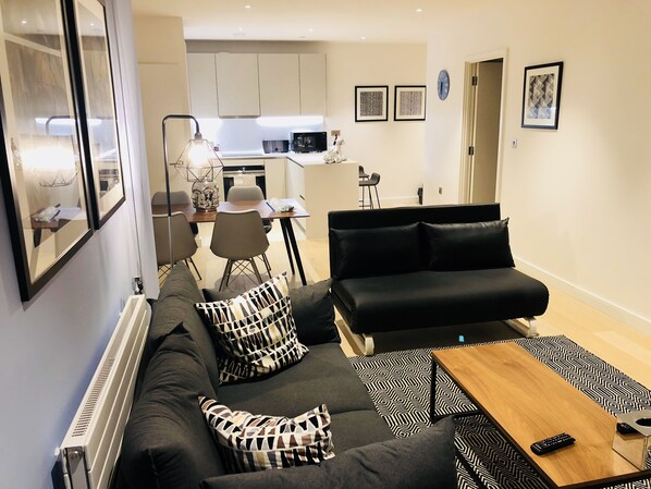 Departamento de lujo, 2 habitaciones, con acceso para personas discapacitadas (Blue Olive) | Sala de estar | Televisión de pantalla plana