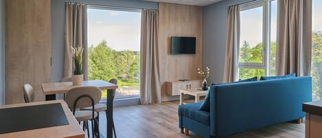 Deluxe Studio Suite | Private kitchen | Fridge, microwave, stovetop, coffee/tea maker