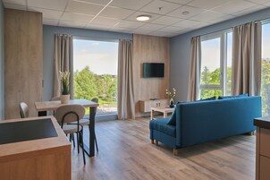 Suite estudio Deluxe | Cocina privada | Frigorífico, microondas, placa de cocina y cafetera o tetera