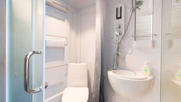 Single Room | Bathroom | Shower, towels